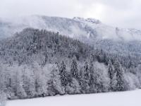 Frisch verschneite Winterlandschaft bei Hinterschwendt gegen Kampenwand